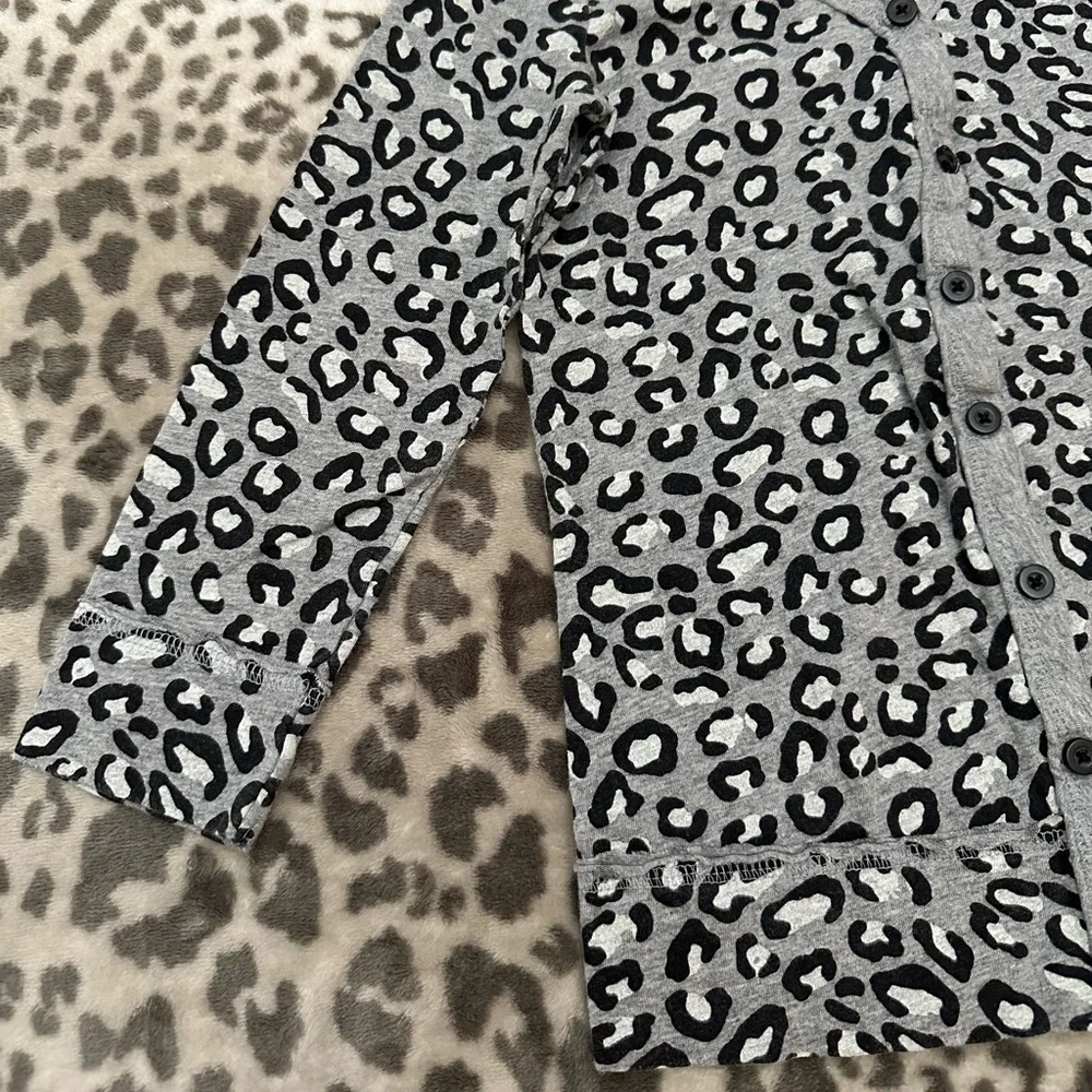 2010 Old Navy Animal Leopard Print Cardigan in Gray Size 5T Girls